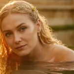 Un rey dorado y su hija llorosa reflejados en un estanque