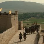 Una batalla épica se libra bajo un cielo desértico