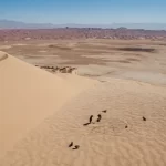 Un arqueólogo explora un paisaje desértico lleno de misterio